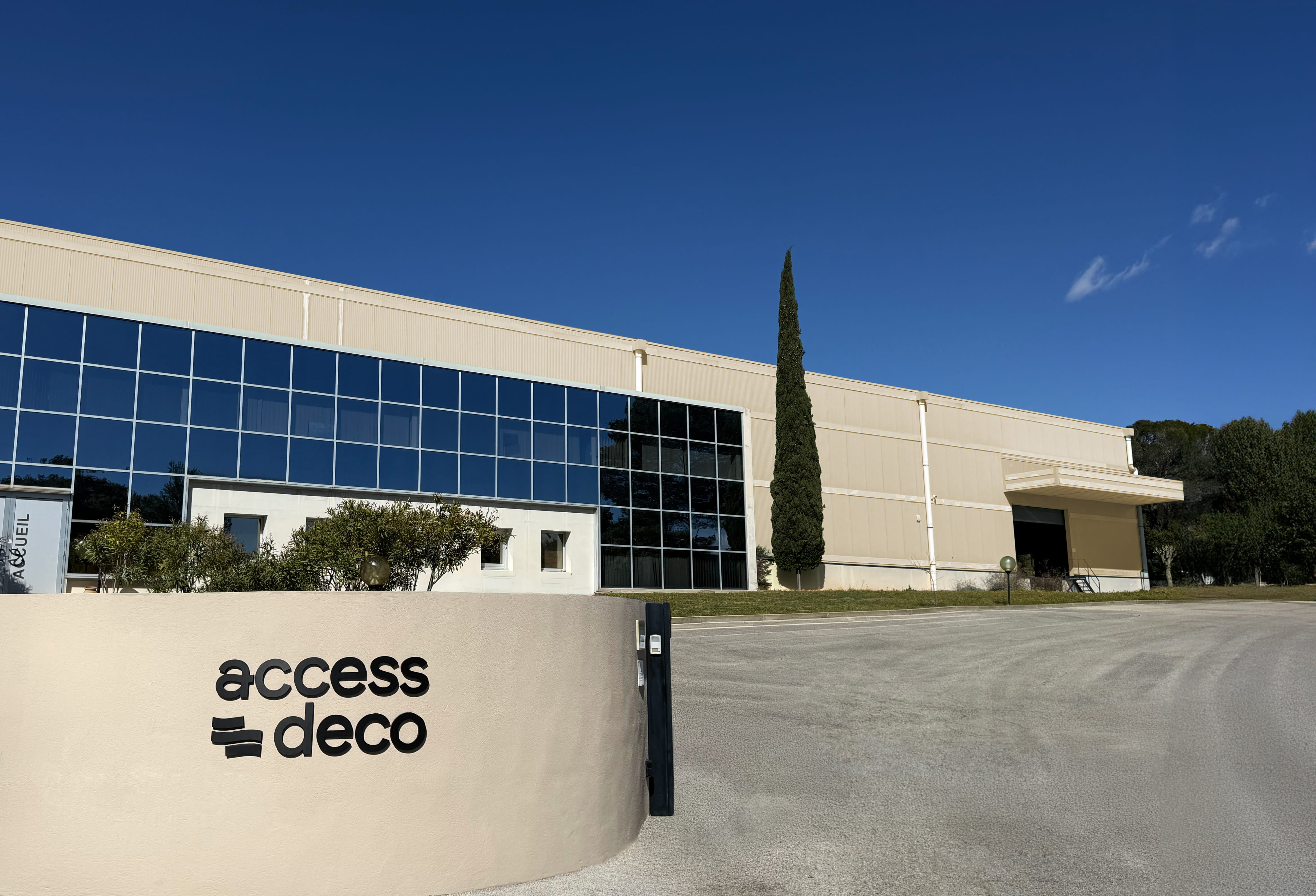 Access Déco est une entreprise de distribution dédiée aux professionnels, spécialisée dans le nappage, les films vitro-statiques, les adhésifs décoratifs et les accessoires.